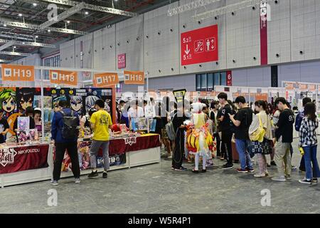 Animadores vestidos de cosplay disfraces plantean durante el Shanghai COMICUP 24 Cosplay Showcase en Shanghai, China, 8 de junio de 2019. Foto de stock