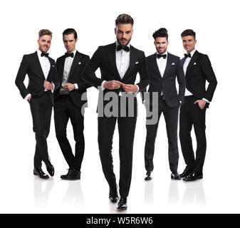 Los hombres con traje negro, mirada creíble, un empresario Los Hombres Que Visten Un Traje Negro, Se Ven Creíbles, Un