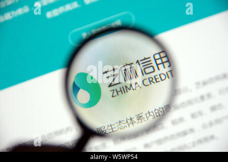 --FILE -- Un netizen explora el logotipo del servicio de crédito Zhima Alibaba hormiga del ejercicio en su smartphone en Ji'nan, al oriente de la ciudad de la provincia de Shandong, China. Foto de stock