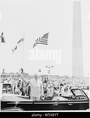 El Presidente Truman asiste a las ceremonias de celebración del 100º aniversario del Monumento a Washington. Él está en su limousine llega a la ceremonia.