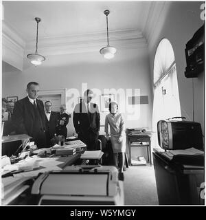 Observando el vuelo del astronauta Shepard en la televisión. Procurador General Kennedy, McGeorge Bundy, Vice Presidente Johnson, Arthur Schlesinger, el Almirante Arleigh Burke, el Presidente Kennedy, la señora Kennedy. Casa Blanca, la Oficina de la secretaria del presidente. Foto de stock