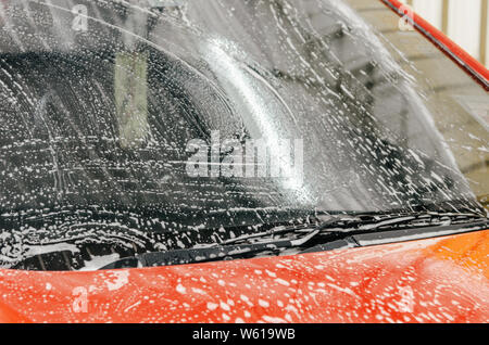 Lavado de coche negro con espuma activa. El hombre lava máquina de espuma.  Car Wash lavadora en la estación Fotografía de stock - Alamy