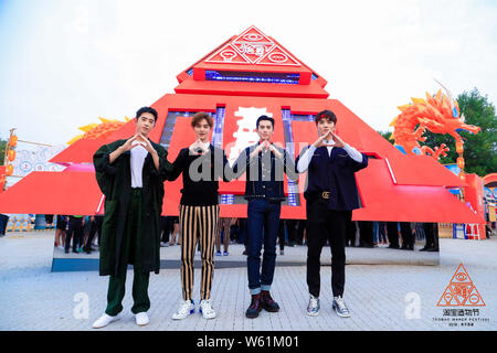 (Desde la izquierda) Actores Connor Leong o Liang, Darren Jingkang Chen, también conocido como Guan Hong o Kuan Hong, Dylan Wang Hedi y César Wu Xize del nuevo li Foto de stock