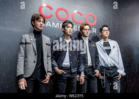 (Desde la izquierda) Actores Darren Chen, también conocido como Guan Hong o Kuan Hong, Dylan Wang Hedi, Caesar Wu Xize y Connor Leong o Liang Jingkang del nuevo li Foto de stock