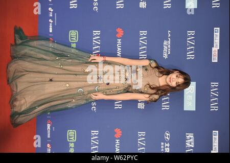 La actriz china Jelly Lin Yun llega a la alfombra roja para el Bazar 2018 estrellas Noche de Gala benéfica en Beijing, China, 12 de octubre de 2018.