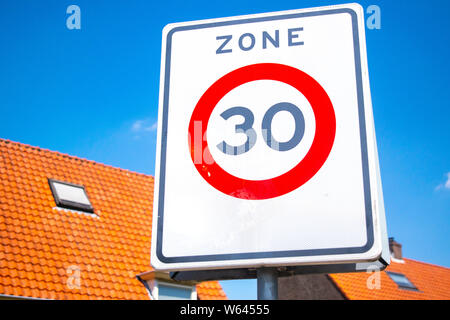 Señal de tráfico holandesa: 30 km/h el límite de velocidad, se prohíbe circular a más de 30 kilómetros por hora Foto de stock