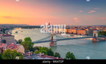 Budapest, Hungría. Panorámicas aéreas imagen del paisaje urbano de Budapest Panorama con Szechenyi Chain Bridge y el edificio del parlamento durante el verano, la puesta de sol. Foto de stock