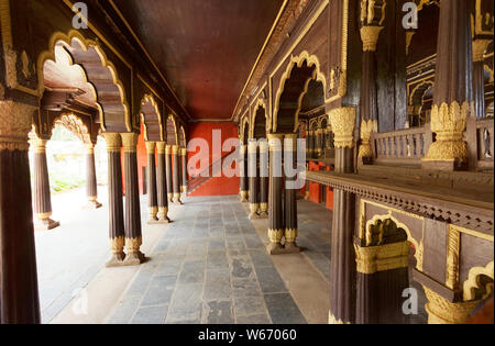 Tipu Sultan's Summer Palace, en Bangalore, India, es un ejemplo de arquitectura Indo-Islamic, la residencia de verano de la regla Mysorean Tipu Sultan.