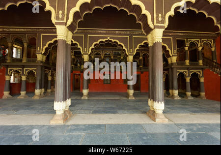 Tipu Sultan's Summer Palace, en Bangalore, India, es un ejemplo de arquitectura Indo-Islamic, la residencia de verano de la regla Mysorean Tipu Sultan.
