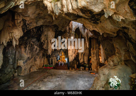 La estalactita cueva de piedra caliza con estatua de Buda en Wat Tham Phu Wa, Kanchanaburi Foto de stock