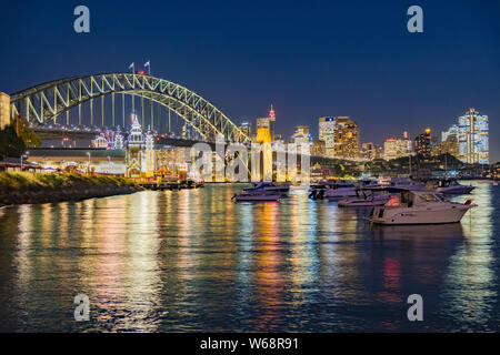 El Sydney Harbour Bridge es un patrimonio figuran el acero a través de puente de arco a través del puerto de Sydney que transporta la rampa vehicular y peatonal, en bicicleta. Foto de stock