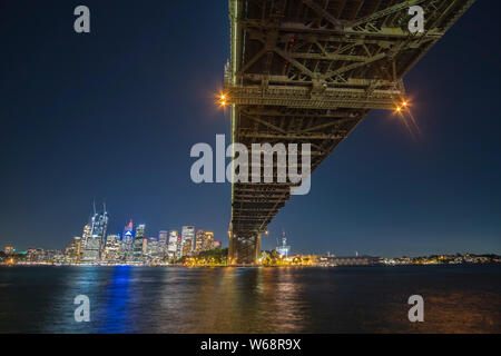 El Sydney Harbour Bridge es un patrimonio figuran el acero a través de puente de arco a través del puerto de Sydney que transporta la rampa vehicular y peatonal, la bicicleta, la t Foto de stock