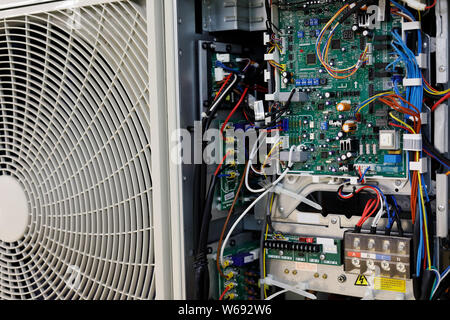 Placa de circuito de sistema de control de aire acondicionado industrial. El enfoque selectivo. Foto de stock