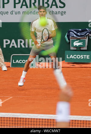 El tenista suizo Roger Federer espera de servicio baleado durante el Abierto de Francia 2019, París, Francia Foto de stock