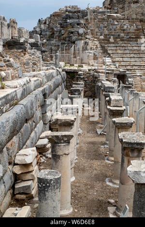 Las ruinas de la antigua ciudad griega y romana de Éfeso, una vez que un importante puerto del imperio romano, ubicado en la provincia de Izmir de Turquía Foto de stock