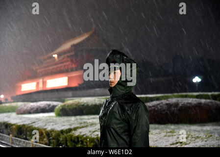 Un policía paramilitar está de guardia en frente de la plaza de Tian'anmen tribuna en Beijing la primera nevada en abril 30 años en Beijing, China, 4 de abril de 2018
