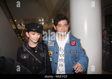 Cantante y actor taiwanés Jay Chou, derecha y su actriz esposa Hannah Quinlivan se muestren en Hong Kong, China, 26 de marzo de 2018. Foto de stock