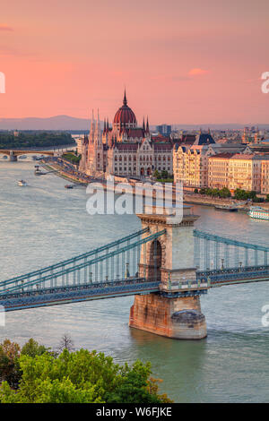 Budapest, Hungría. Antena imagen del paisaje urbano de Budapest con Szechenyi Chain Bridge y el edificio del parlamento durante el verano, la puesta de sol. Foto de stock
