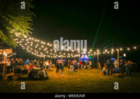 Brezje, Croacia - Julio 20, 2019: la gente sobre la comida y la zona  chill-out durante el pinar, último bosque ubicado en el festival de música  electrónica Fotografía de stock - Alamy