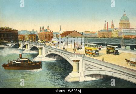 El puente de Blackfriars, Londres, c1910. Vista de tráfico en Blackfriars Bridge road, (inaugurado en 1869), sobre el río Támesis, con el puente ferroviario detrás, y la Catedral de St Paul en la distancia. Tarjeta postal. Foto de stock