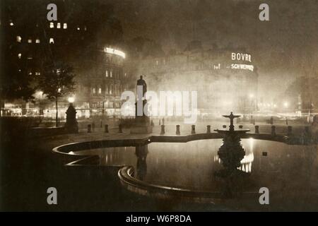 "Trafalgar Square. Mirando hacia Charing Cross. Londres de noche", de 1928. La publicidad de neón y Bovril Schweppes, reflejado en el agua de las fuentes de Trafalgar Square. Más allá hay una estatua del Mayor General Sir Henry Havelock por William Behnes. Tarjeta postal. Foto de stock