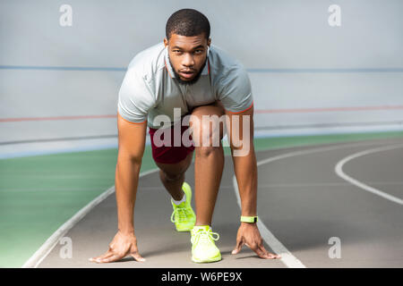 Colocar centrado macho americano africano joven profesional runner Foto de stock