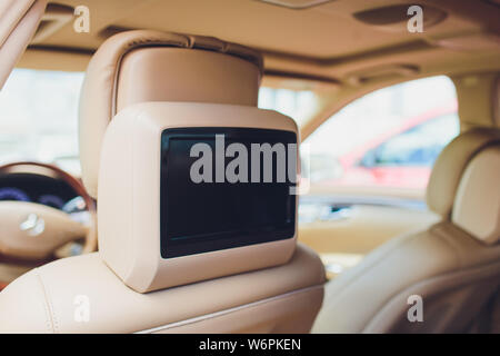 Pantalla De Asiento Trasero. Tv Para Pasajeros Dentro De Un Coche Moderno.  Foto de archivo - Imagen de asientos, coche: 233111472