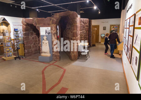 Los turistas y visitantes en el interior del Centro del Patrimonio al inicio de Exeter pasajes subterráneos' tour, incluyendo el modelo de reproducción de túneles, mapas, fotografías y carteles. Exeter, Reino Unido. (110) Foto de stock