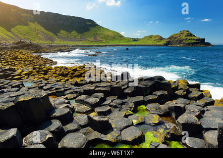 Giants Causeway, una zona de piedras de basalto hexagonal, creado por la antigua fisura volcánica Erupción, Condado de Antrim, Irlanda del Norte. Famosas atracciones att