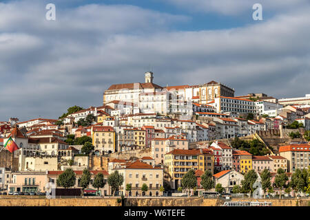 Casco antiguo de la ciudad de Coimbra, Portugal, en un hermoso día de verano Foto de stock