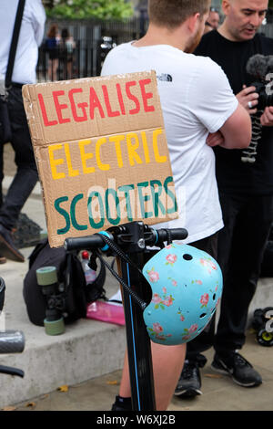 Downing Street, Londres, Reino Unido. El 3 de agosto de 2019. La gente protesta frente a Downing Street para la legalización de scooters eléctricos. Crédito: Matthew Chattle/Alamy Live News Foto de stock