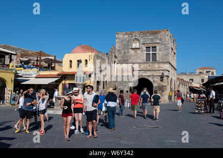 Grecia, Rodas, la mayor de las islas del Dodecaneso. Casco antiguo Medieval, Evreon Martyron Square, el Barrio Judío, conocido como caballito de mar Square. La UNESCO Foto de stock