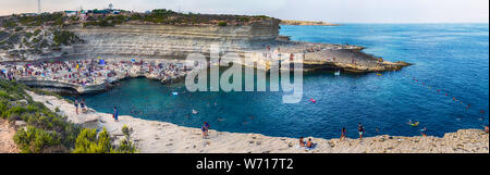Ciudad de Marsaxlokk Malta, 21 de julio de 2019. Las personas están disfrutando día soleado en Saint Peter's pool cerca de Marsaxlokk, Malta Foto de stock