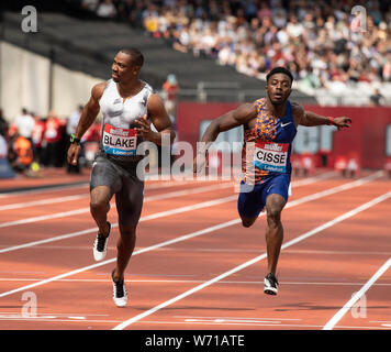 Londres, Inglaterra - 20 de julio: Yohan Blake (mermelada), Arthur Gue Cisse (CIV) compitiendo en los hombres 100m se calienta durante el día, uno de los Juegos Aniversario Muller IAAF Foto de stock