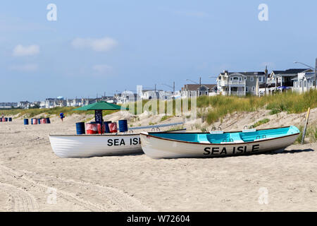 Los botes salvavidas en la playa de Mar Isle City, Nueva Jersey, EE.UU. Foto de stock