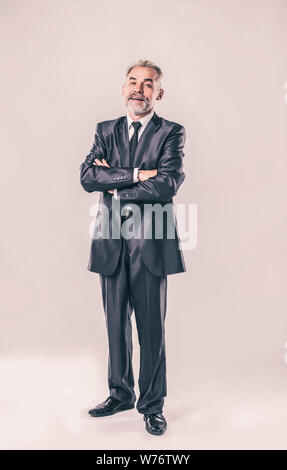 Retrato en pleno crecimiento - experimentado empresario en traje de negocios sobre fondo blanco. Foto de stock