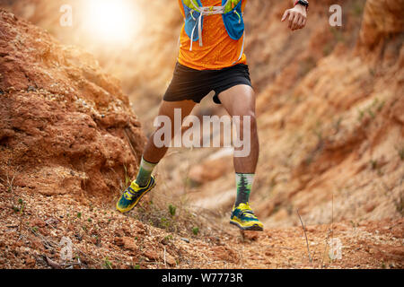 Un hombre de Trail Runner . y pies de atleta vistiendo zapatillas deportivas  para trail running en el bosque Fotografía de stock - Alamy