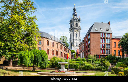 Mons, Valonia, Bélgica. Paisaje panorámico con vista de la torre del campanario en el centro de la ciudad. Foto de stock