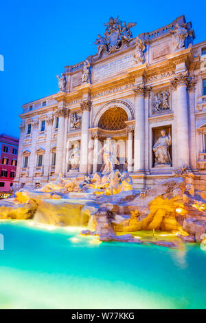 Roma, Italia. Impresionantemente ornamentado Fontana di Trevi iluminada por la noche en el corazón de la Roma barroca.