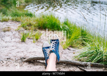 Pies y piernas visto desde arriba sobre una arenosa playa de lago. Selfie  de zapatillas sobre el suelo ideal para cualquier uso Fotografía de stock -  Alamy