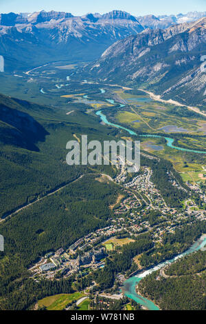 Vista aérea de Banff, Alberta, Canadá en el Parque Nacional Banff. Foto de stock