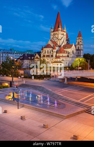 Viena, Austria. Imagen del paisaje urbano de Viena, capital de Austria, con la Iglesia de San Francisco de Asís durante la hora azul crepúsculo.