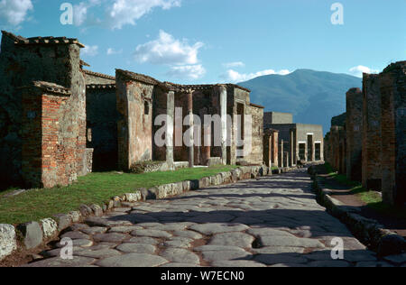 Escena callejera en Pompeya con el Vesubio como telón de fondo, el siglo 1. Artista: Desconocido Foto de stock