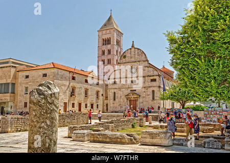 Museo de artefactos romanos y la torre del campanario de la Catedral de Santa Anastasia en el Casco Antiguo de Zadar, Croacia. Foto de stock