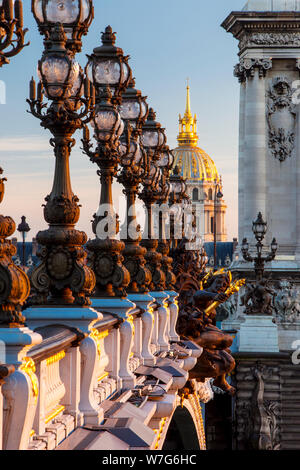 Lámparas adornadas por Puente Alexandre III con la cúpula del Hotel des Invalides más allá, París Francia