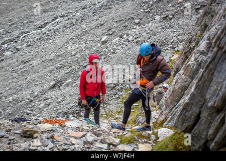 Dos arroyos, Mt Cook, Canterbury, Nueva Zelandia, el 27 de enero de 2017: Los escaladores ordenar sus cuerdas y el engranaje en la base de una pared de roca van a Foto de stock