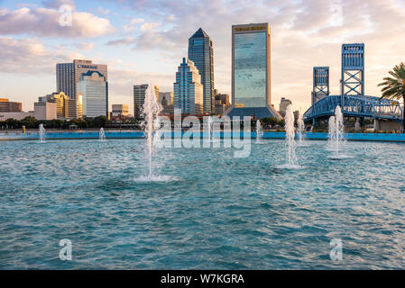 El centro de Jacksonville, Florida, en el amanecer de la amistad Fuente en el Southbank Riverwalk a lo largo del St. Johns River. (Ee.Uu.) Foto de stock