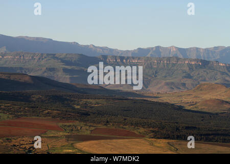 Foto aérea de la cordillera Drakensberg al anochecer, Sudáfrica Foto de stock