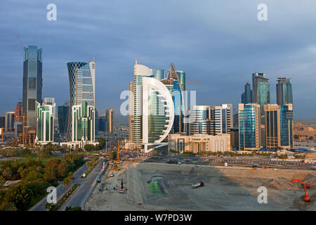 Nuevo skyline del distrito financiero central de West Bay de Doha, Qatar, en Oriente Medio, la Península Arábiga 2011