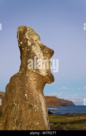 Perfil de un solitario monolítico de piedra gigantesca estatua Moai en Tongariki, Isla de Pascua o Rapa Nui, Isla de Pascua, Chile 2008